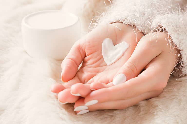 Come curare le mani secche: i rimedi ed alcuni preziosi consigli